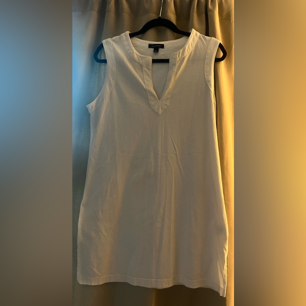 See small stains as shown in photos. No yellowing at armpits.